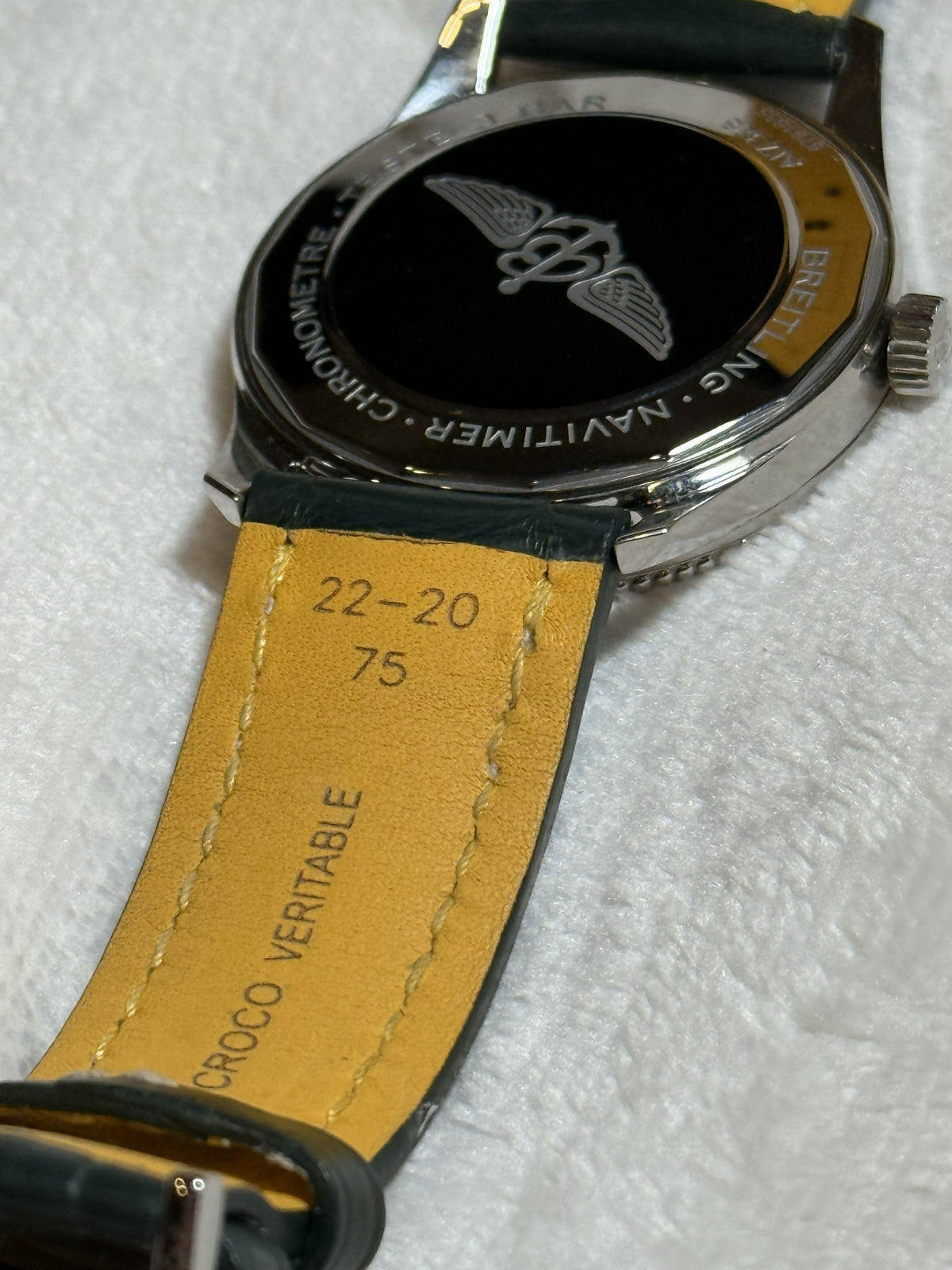 Breitling Navitimer Automatic 41 caseback and crown